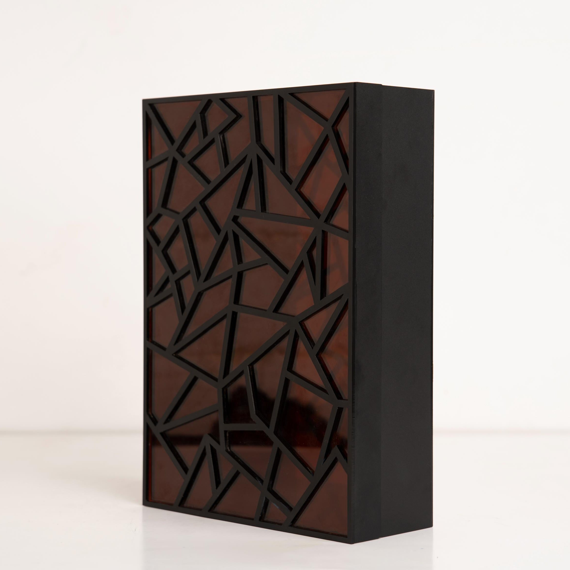 Elegant side view showing shine of rose gold lid