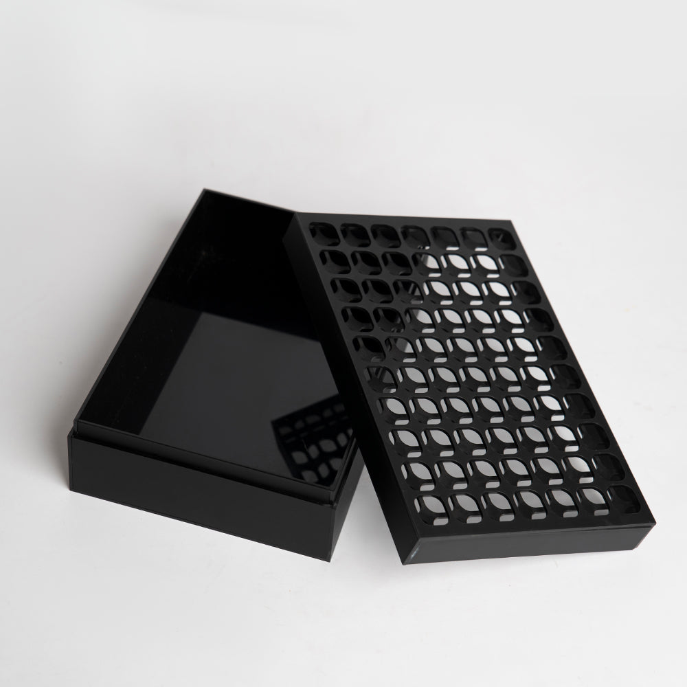 Spacious open box perfect for luxury gifting