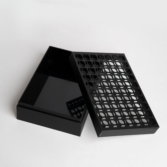 Spacious open box perfect for luxury gifting